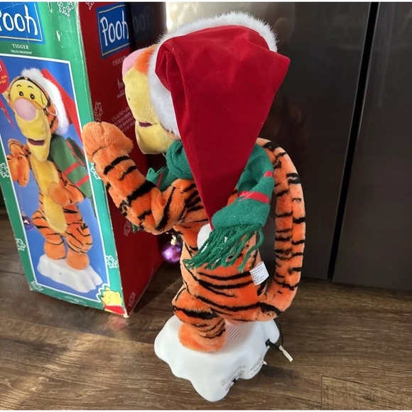 Disney Telco Motion-ette Winnie The Pooh (Tigger) Christmas Animated Display🍯🎄 - Picture 4 of 5